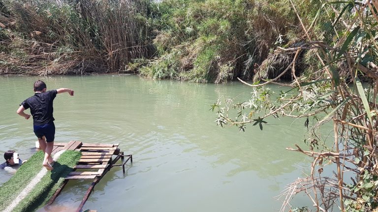 עין נזם מעיין בלב השדות