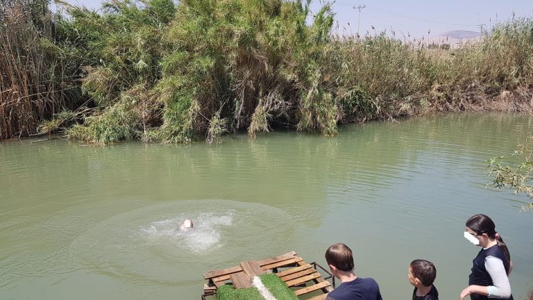 עין נזם מעיין בלב השדות