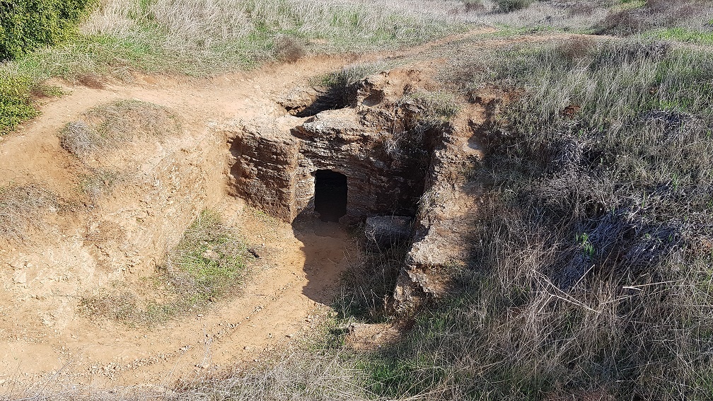 מערות אפקה - טיול פריחה לצד מערכות קבורה עתיקות