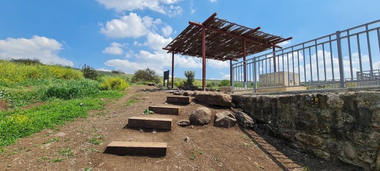 עין קאזאן עין חיזר – מעיין בכפר כמא אל מול נופי הר התבור