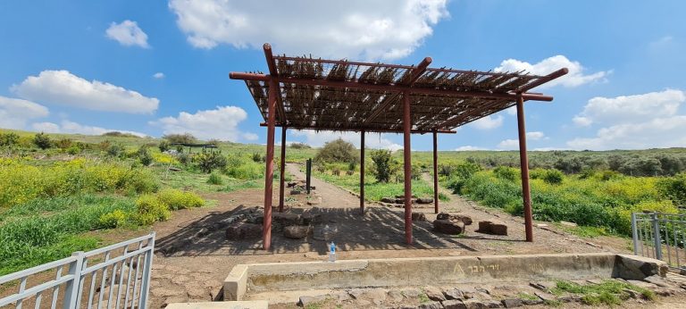 עין קאזאן עין חיזר – מעיין בכפר כמא אל מול נופי הר התבור