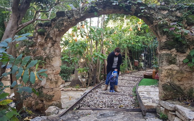 גני אלמונה כפר ביקרתם ג'וליס