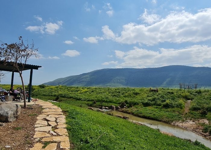 חניון מול הגלבוע – נקודה עצירה בשביל נחל חרוד