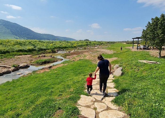 חניון מול הגלבוע – נקודה עצירה בשביל נחל חרוד