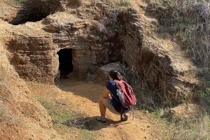 מערות אפקה - טיול פריחה לצד מערכות קבורה עתיקות