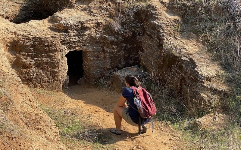 מערות אפקה - טיול פריחה לצד מערכות קבורה עתיקות