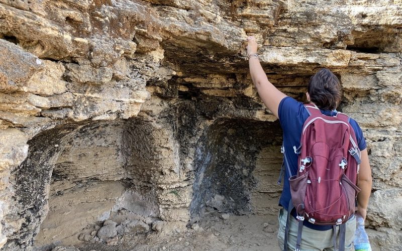 מערות אפקה - טיול פריחה לצד מערכות קבורה עתיקות